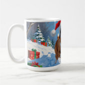 雪の中を走るカネ・コルソ(クリスマス帽子付き) コーヒーマグカップ (左)