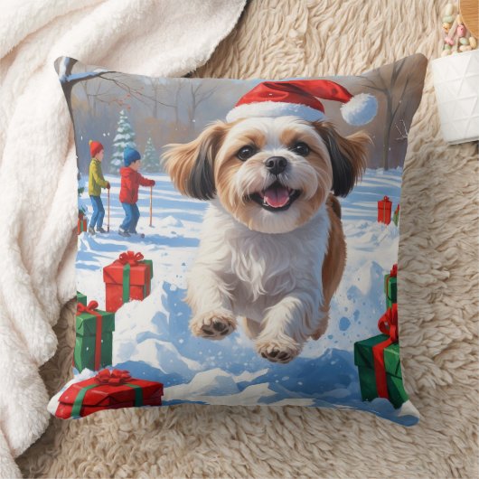 雪の中を走るクリスマス帽のシーズー クッション (ブランケット)