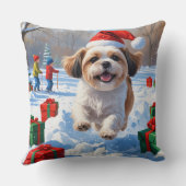 雪の中を走るクリスマス帽のシーズー クッション (裏面)