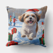 雪の中を走るクリスマス帽のシーズー クッション (正面)