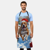雪の中を走るクリスマス帽のピットブル犬 エプロン (着用した状態)