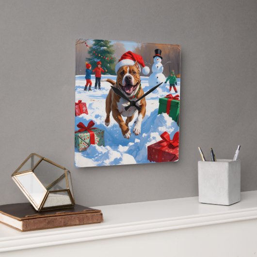 雪の中を走るクリスマス帽のピットブル犬 スクエア壁時計 (オフィス)