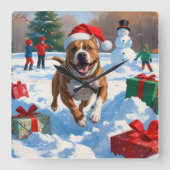雪の中を走るクリスマス帽のピットブル犬 スクエア壁時計 (正面)