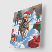 雪の中を走るクリスマス帽のピットブル犬 スクエア壁時計 (傾斜)
