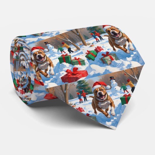 雪の中を走るクリスマス帽のピットブル犬 ネクタイ (ロール)