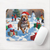 雪の中を走るクリスマス帽のピットブル犬 マウスパッド (マウス)