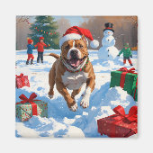雪の中を走るクリスマス帽のピットブル犬 マグネット (正面)