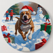 雪の中を走るクリスマス帽のピットブル犬 缶バッジ (正面)
