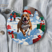 雪の中を走るクリスマス帽のピットブル犬 缶バッジ (インサイチュ)