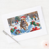 雪の中を走るクリスマス帽のピットブル犬 長方形シール (封筒)