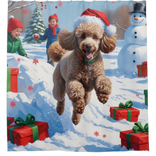 雪の中を走るクリスマス帽のプードル シャワーカーテン (正面)