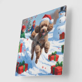 雪の中を走るクリスマス帽のプードル スクエア壁時計 (傾斜)