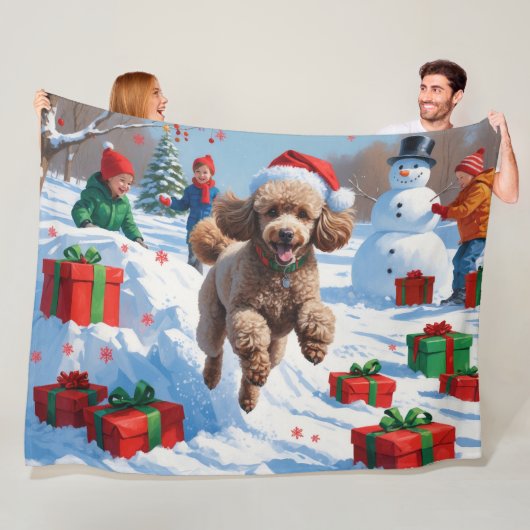 雪の中を走るクリスマス帽のプードル フリースブランケット (インサイチュ)