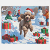 雪の中を走るクリスマス帽のプードル フリースブランケット (正面(横))