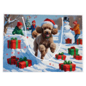 雪の中を走るクリスマス帽のプードル ラージペーパーバッグ (裏面)