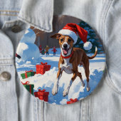 雪の中を走るグレイハウンドのクリスマス帽 缶バッジ (インサイチュ)