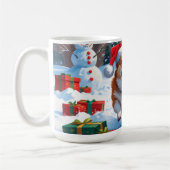 雪の中を走るコーギーとクリスマス帽 コーヒーマグカップ (左)