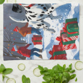 雪の中を走るダルマティア犬のクリスマス帽 キッチンタオル (折り畳み)