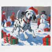 雪の中を走るダルマティア犬のクリスマス帽 フリースブランケット (正面(横))