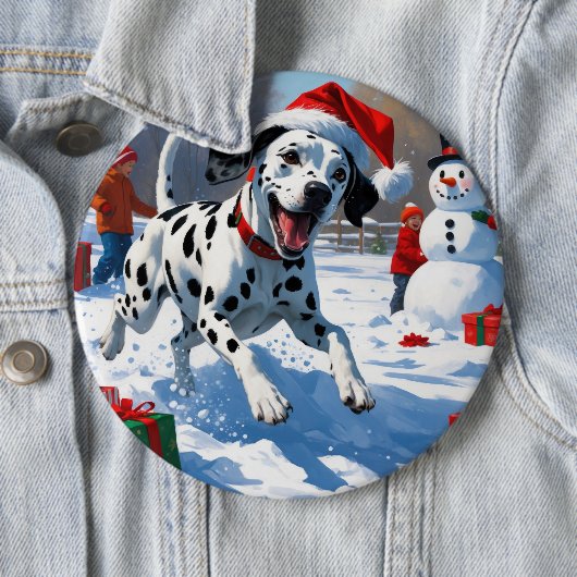 雪の中を走るダルマティア犬のクリスマス帽 缶バッジ (インサイチュ)