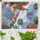 雪の中を走るハバニーズのクリスマス帽 キッチンタオル (折り畳み)