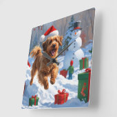 雪の中を走るハバニーズのクリスマス帽 スクエア壁時計 (傾斜)