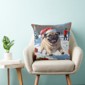 雪の中を走るパグ犬のクリスマス帽 クッション (椅子)
