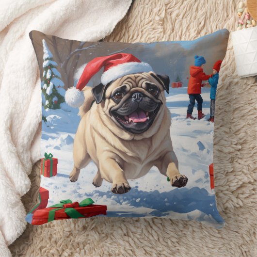 雪の中を走るパグ犬のクリスマス帽 クッション (ブランケット)