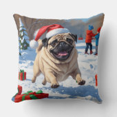 雪の中を走るパグ犬のクリスマス帽 クッション (正面)