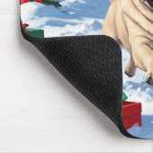 雪の中を走るパグ犬のクリスマス帽 マウスパッド (コーナー)