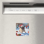 雪の中を走るパグ犬のクリスマス帽 マグネット (インサイチュ (食洗機))