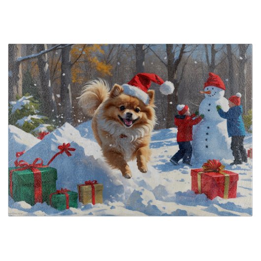 雪の中を走るポメラニアン クリスマス帽をかぶって カッティングボード (正面)