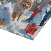 雪の中を走るポメラニアン クリスマス帽をかぶって カッティングボード (角)