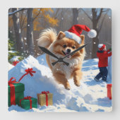 雪の中を走るポメラニアン　クリスマス帽をかぶって スクエア壁時計 (正面)