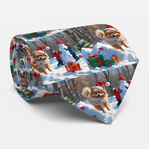 雪の中を走るポメラニアン クリスマス帽をかぶって ネクタイ