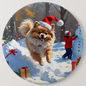 雪の中を走るポメラニアン　クリスマス帽をかぶって 缶バッジ (正面)