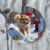 雪の中を走るポメラニアン　クリスマス帽をかぶって 缶バッジ (インサイチュ)