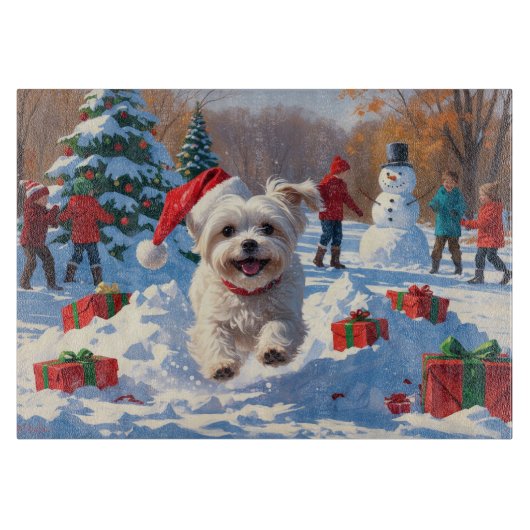 雪の中を走るマルチーズ犬のクリスマス帽 カッティングボード (正面)