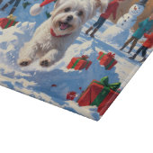 雪の中を走るマルチーズ犬のクリスマス帽 カッティングボード (角)