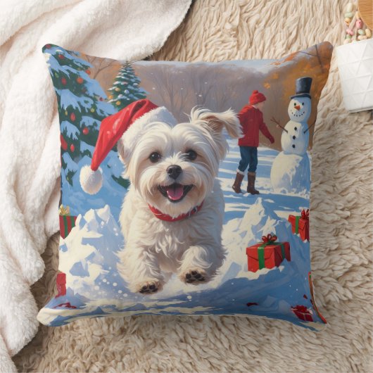 雪の中を走るマルチーズ犬のクリスマス帽 クッション (ブランケット)