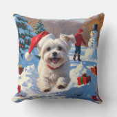 雪の中を走るマルチーズ犬のクリスマス帽 クッション (正面)