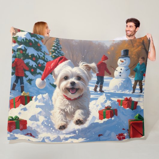 雪の中を走るマルチーズ犬のクリスマス帽 フリースブランケット (インサイチュ)