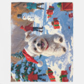 雪の中を走るマルチーズ犬のクリスマス帽 フリースブランケット (正面)