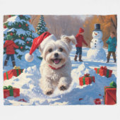 雪の中を走るマルチーズ犬のクリスマス帽 フリースブランケット (正面(横))