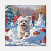 雪の中を走るマルチーズ犬のクリスマス帽 マグネット (正面)