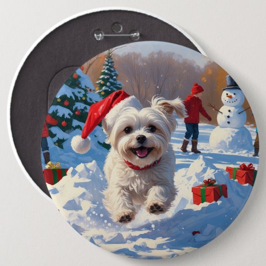 雪の中を走るマルチーズ犬のクリスマス帽 缶バッジ (正面&裏面)