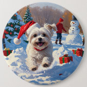 雪の中を走るマルチーズ犬のクリスマス帽 缶バッジ (正面)