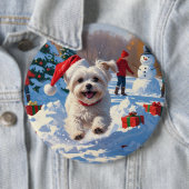 雪の中を走るマルチーズ犬のクリスマス帽 缶バッジ (インサイチュ)
