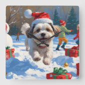 雪の中を走るマルチーズ・シーズー(クリスマス帽子付き) スクエア壁時計 (正面)