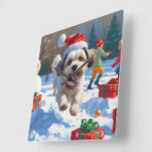 雪の中を走るマルチーズ・シーズー(クリスマス帽子付き) スクエア壁時計 (傾斜)